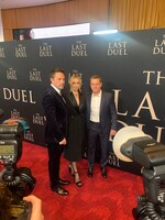 左からベン・アフレック、ジョディ・カマー、マット・デイモン。