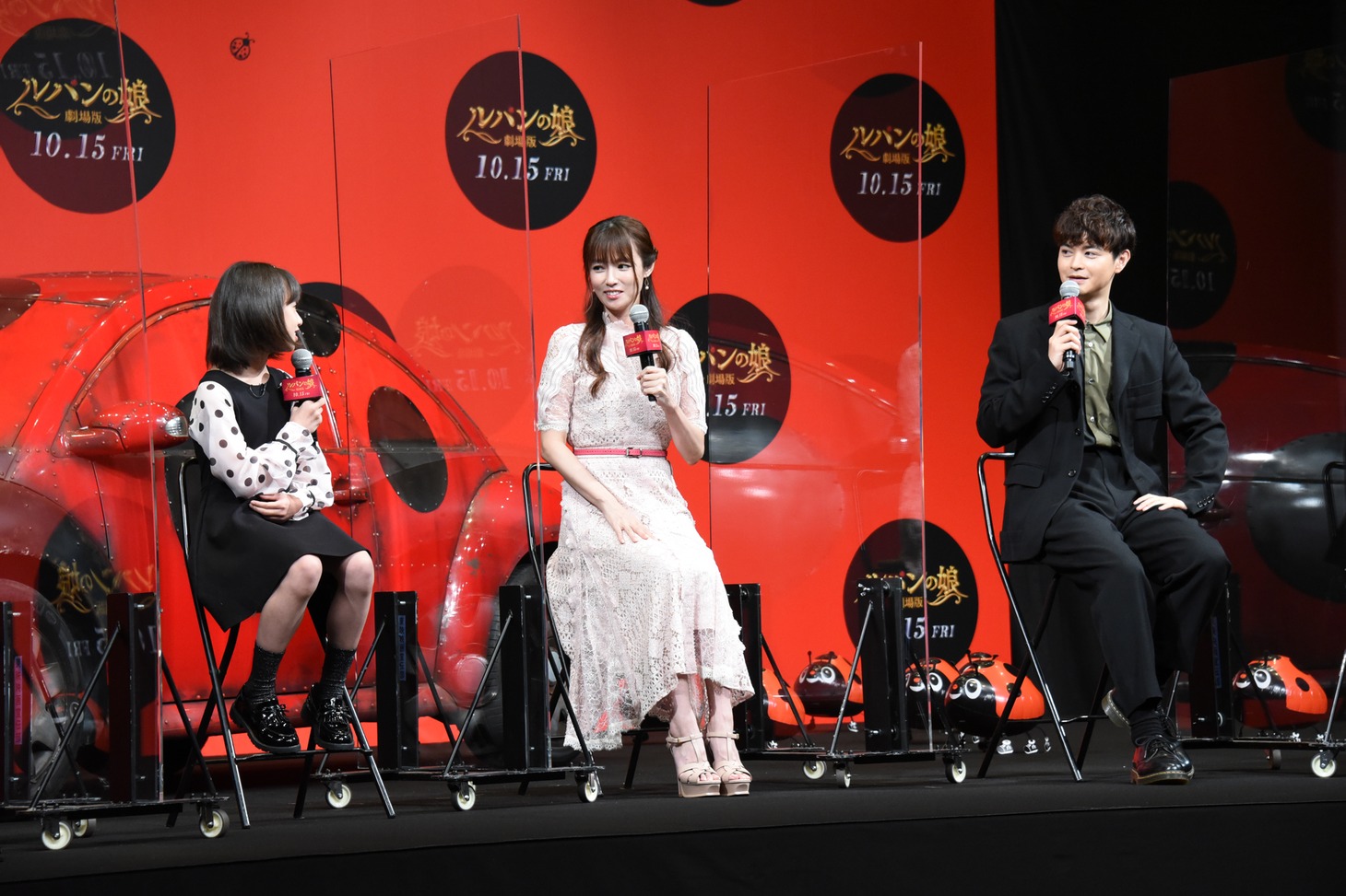 左から小畑乃々、深田恭子、瀬戸康史。
