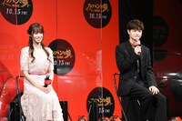 左から深田恭子、瀬戸康史。