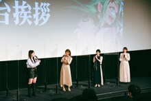 「劇場版マクロスΔ 絶対LIVE!!!!!!」と「劇場短編マクロスF ～時の迷宮～」の公開記念舞台挨拶の様子。