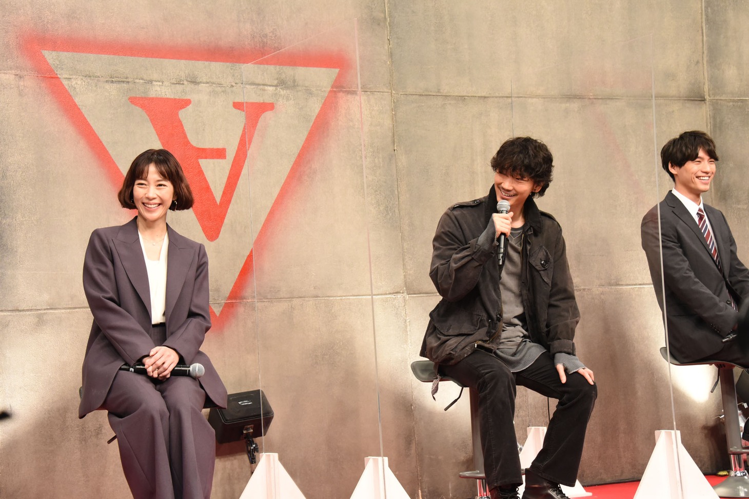 左から木村佳乃、綾野剛、福士蒼汰。