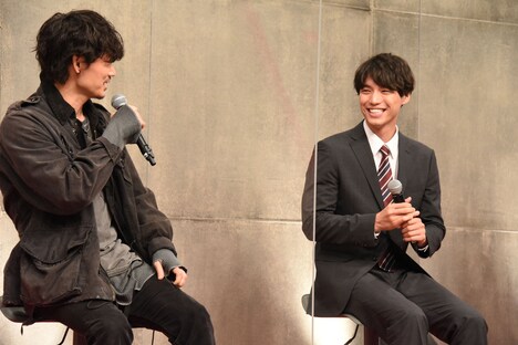 左から綾野剛、福士蒼汰。