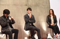 左から綾野剛、福士蒼汰、高橋メアリージュン。