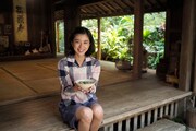 沖縄そばを手にした黒島結菜。
