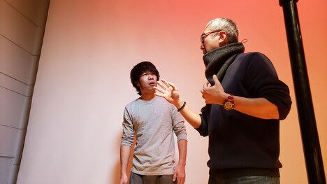 藤井秀剛（右）