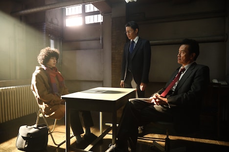 左から菅田将暉演じる久能整、筒井道隆扮する青砥成昭、遠藤憲一演じる薮鑑造。