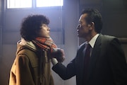左から菅田将暉演じる久能整、遠藤憲一扮する薮鑑造。