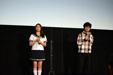 左から土屋太鳳、吉浦康裕。