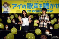 左から土屋太鳳、吉浦康裕。