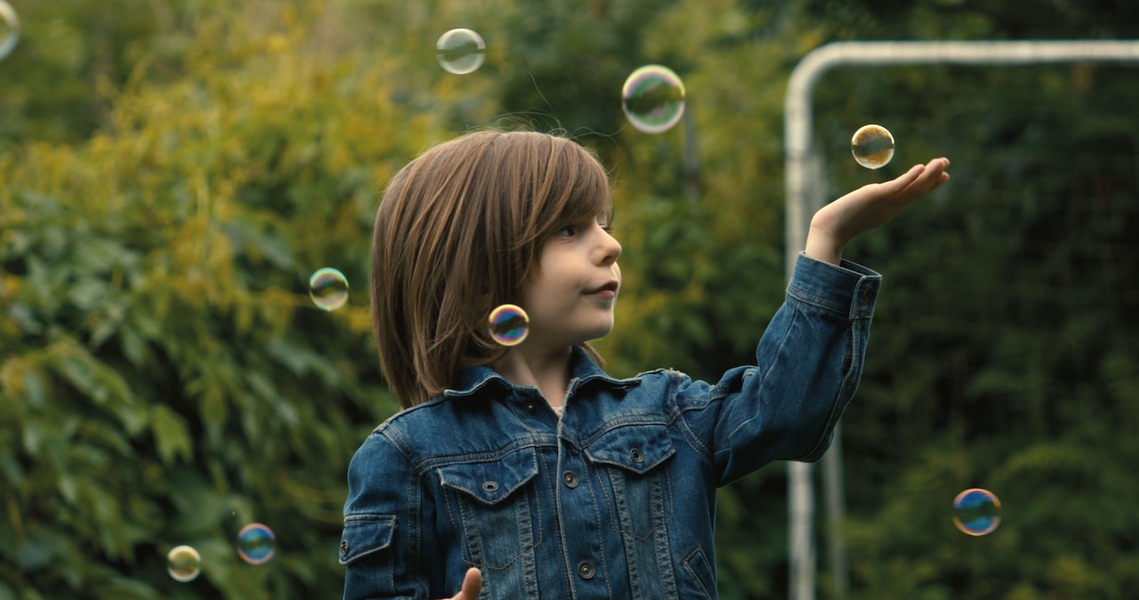少女がシャボン玉や人形で遊ぶ姿捉えた「リトル・ガール」場面写真