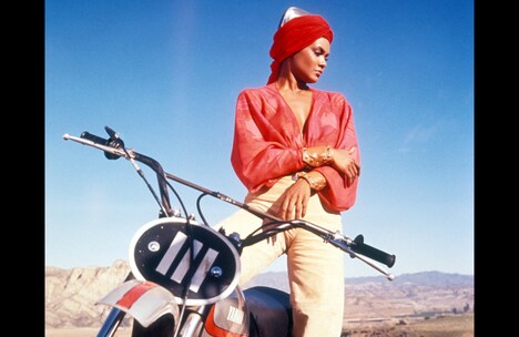 「ダイナマイト諜報機関／クレオパトラ カジノ征服」 (c)Warner Bros. Entertainment Inc. & Shaw Brothers (Hong Kong) Ltd.