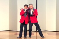 揃いの衣装でステージに立つおぼん・こぼん。