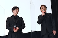 左から大貫勇輔、市村正親。