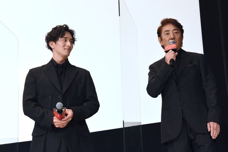 左から大貫勇輔、市村正親。