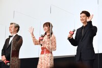 左から渡部篤郎、深田恭子、瀬戸康史。