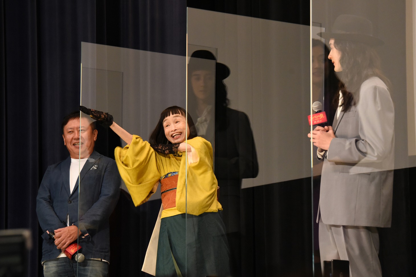 「定吉ぃ！」と劇中のセリフを叫ぶどんぐり（中央）。