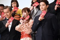 「あんたが犯した罪、悔い改めな！」と華の決めゼリフを口にする深田恭子（中央）。