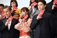 「あんたが犯した罪、悔い改めな！」と華の決めゼリフを口にする深田恭子（中央）。