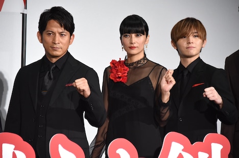 左から岡田准一、柴咲コウ、山田涼介。
