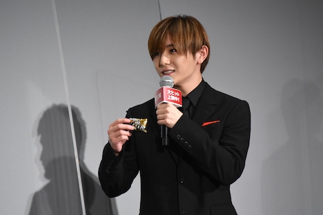 上野東照宮のお守りを持参した山田涼介。