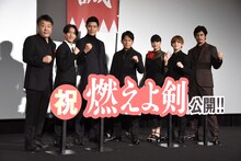 「燃えよ剣」初日舞台挨拶の様子。左から原田眞人、尾上右近、鈴木亮平、岡田准一、柴咲コウ、山田涼介、伊藤英明。