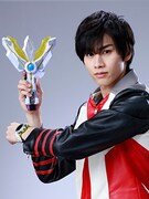 寺坂頼我演じるマナカ ケンゴ。