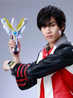 寺坂頼我演じるマナカ ケンゴ。