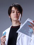 金子隼也演じるヒジリ アキト。