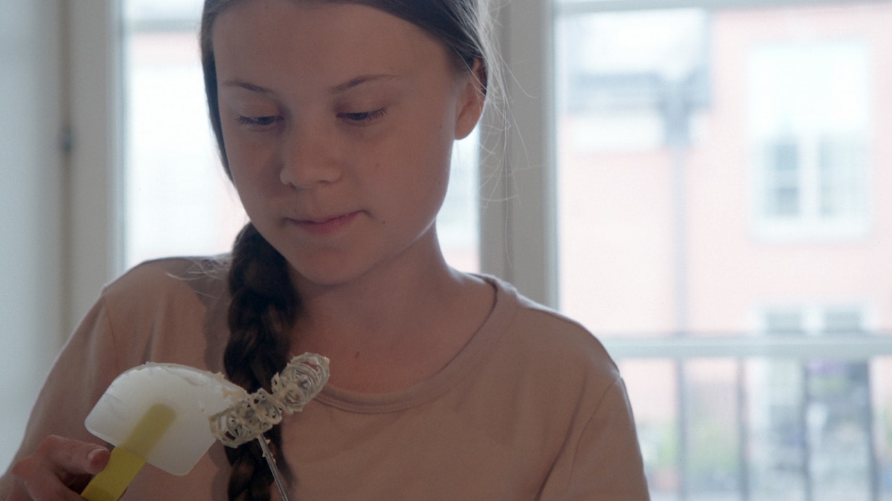 ゴミの影響で摂食障害になった環境活動家グレタが母と菓子作り、記録映画の本編映像