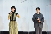 左から志田彩良、鈴鹿央士。