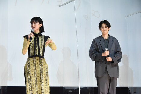 左から志田彩良、鈴鹿央士。