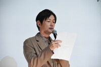 今泉力哉の手紙を読み上げる井浦新。