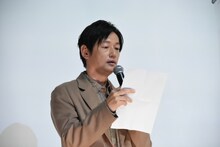 今泉力哉の手紙を読み上げる井浦新。