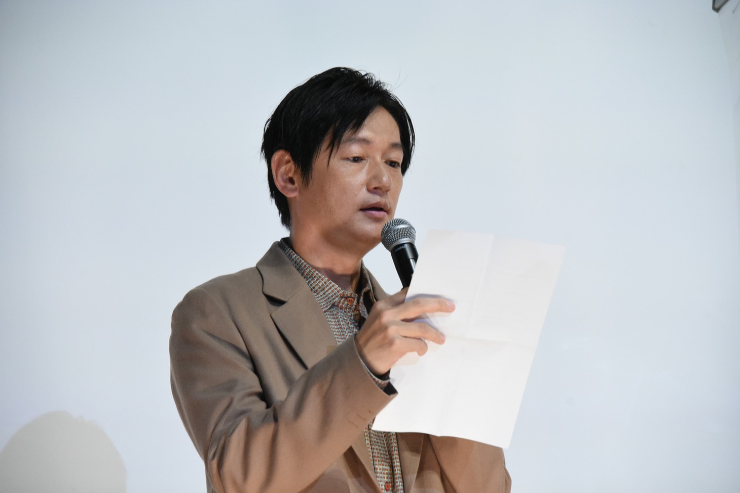 今泉力哉の手紙を読み上げる井浦新。