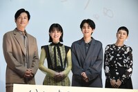 「かそけきサンカヨウ」公開記念舞台挨拶の様子。左から井浦新、志田彩良、鈴鹿央士、菊池亜希子。