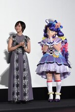 左から花守ゆみり、キュアコーラル。