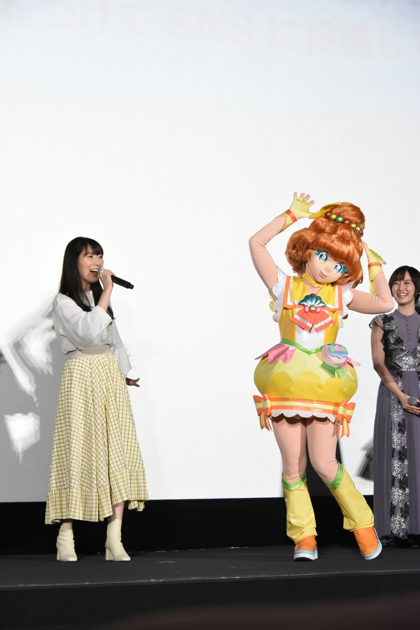 左から石川由依、キュアパパイア。