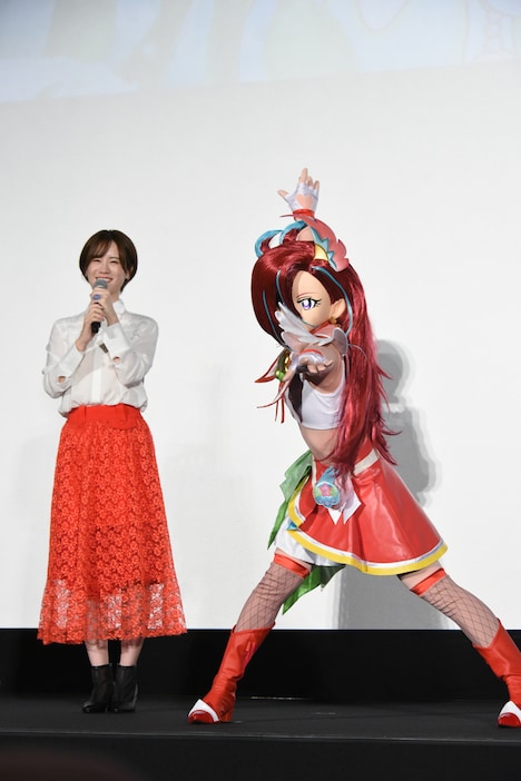 左から瀬戸麻沙美、キュアフラミンゴ。