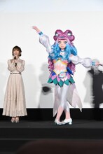 左から日高里菜、キュアラメール（ローラ）。