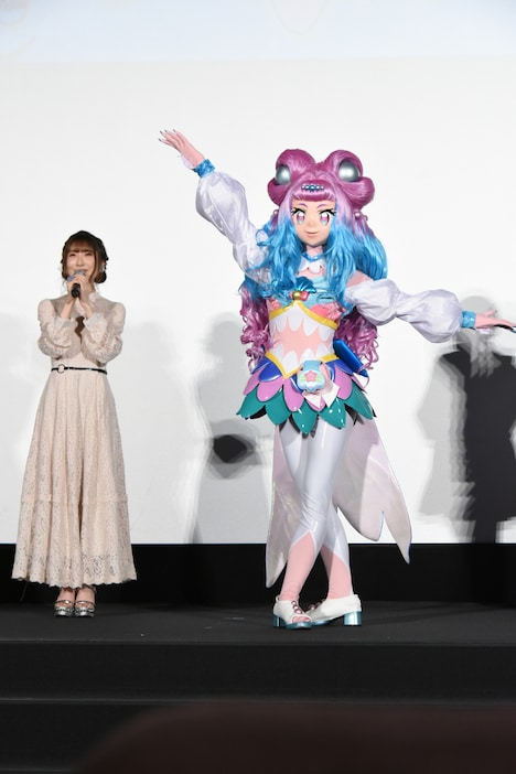 左から日高里菜、キュアラメール（ローラ）。