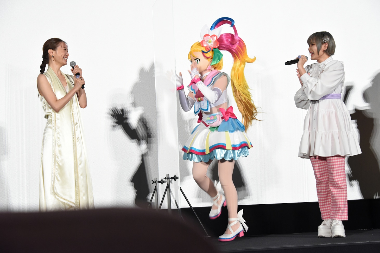 「映画トロピカル～ジュ！プリキュア 雪のプリンセスと奇跡の指輪！」完成披露舞台挨拶の様子。