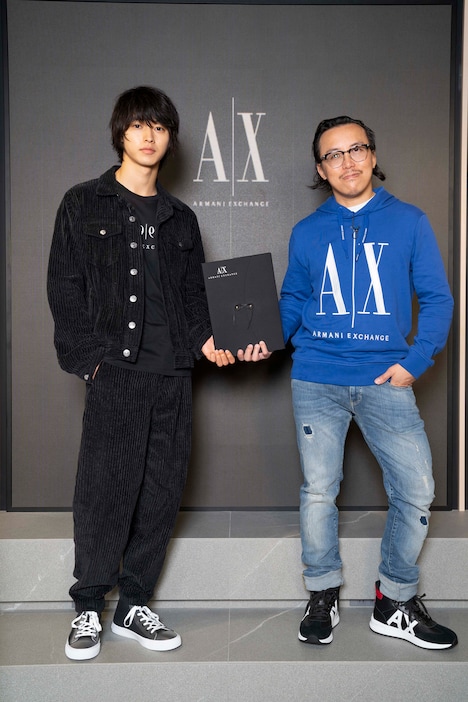 左から山崎賢人、レスリー・キー。