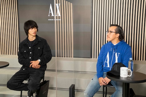 左から山崎賢人、レスリー・キー。