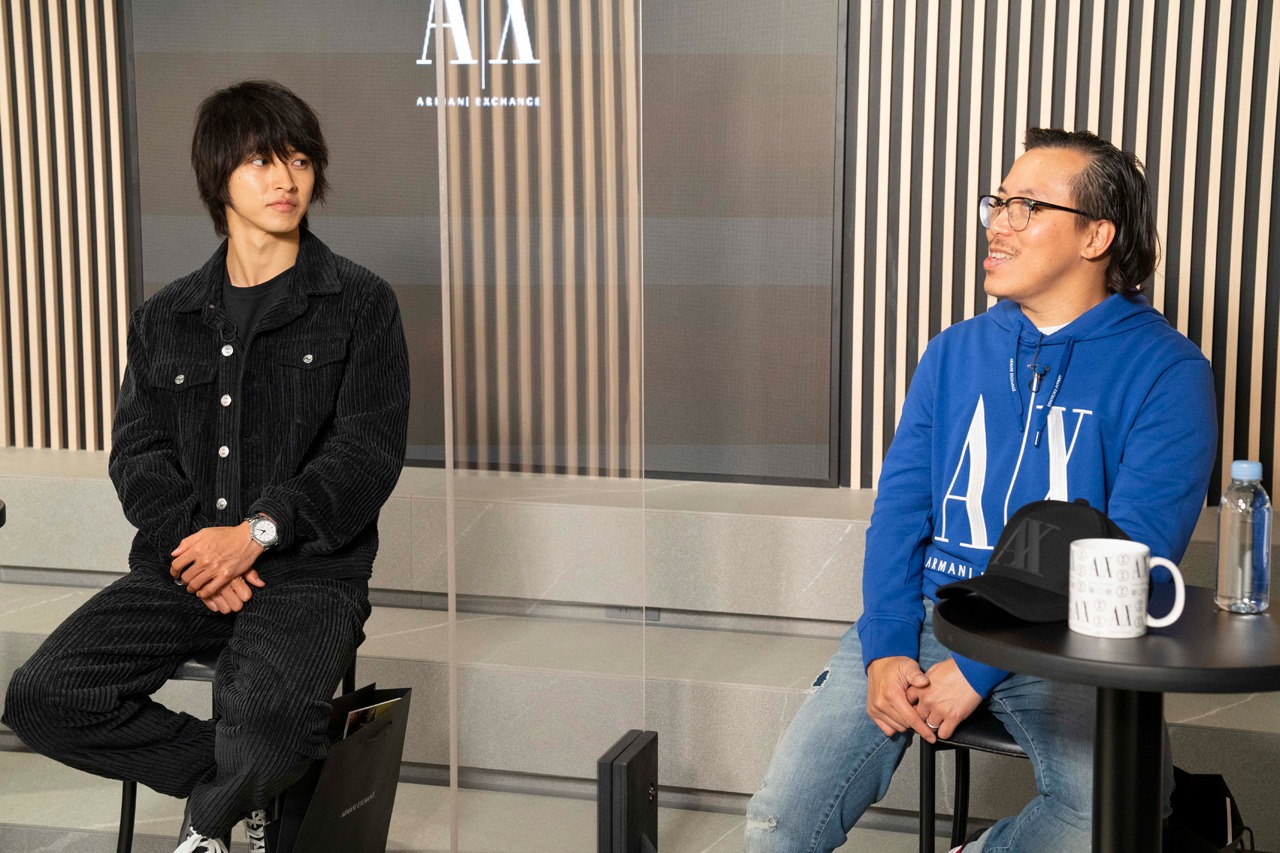 左から山崎賢人、レスリー・キー。