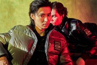 レスリー・キーが撮影した山崎賢人（手前）。