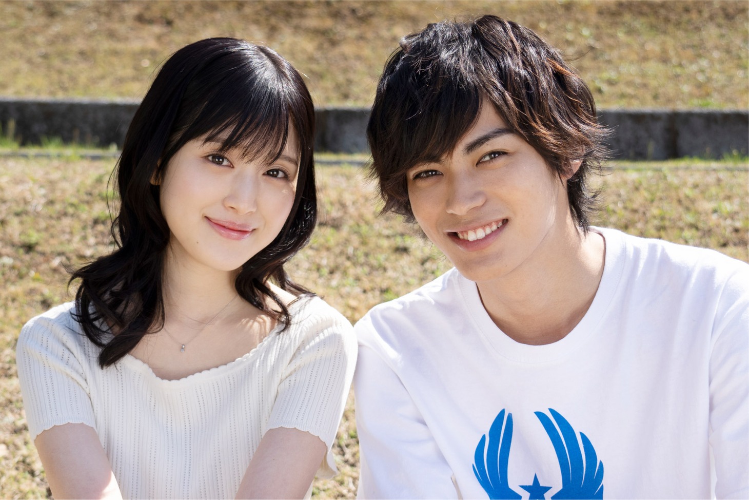 左から福本莉子、神尾楓珠。