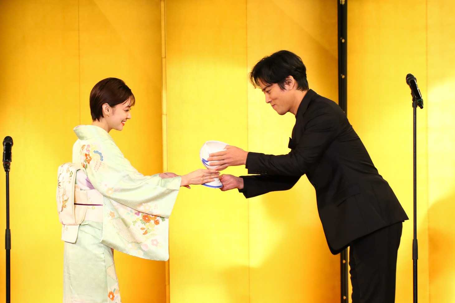 左から倉科カナ、桐谷健太。