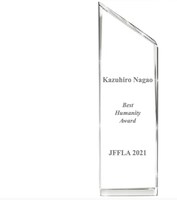 長尾和宏に贈られたBest Humanity Awardのトロフィー。