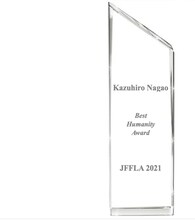 長尾和宏に贈られたBest Humanity Awardのトロフィー。