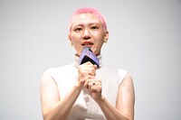 多くの観客が入っての舞台挨拶に感極まるふくだももこ。